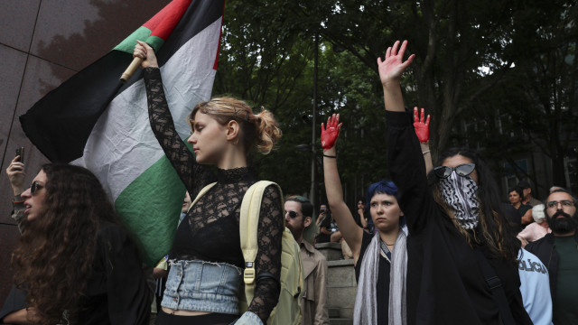 Discurso de Von der Leyen interrompido por protestos de apoio à Palestina