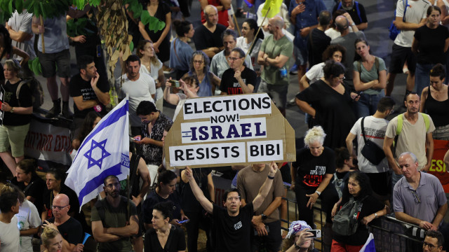 "Basta". Manifestantes protestam em Israel contra Netanyahu