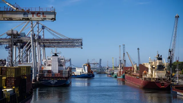 
                    Exportações caem 1,4% e importações sobem 4,7% até abril 
                