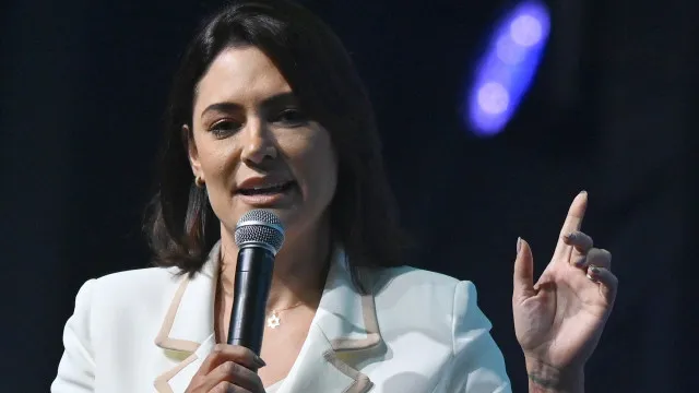 
                    Michelle Bolsonaro rompe com candidatura de Flávio Bolsonaro
                