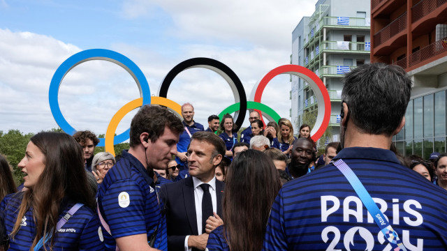Macron visita Aldeia Olímpica e assegura prontidão para Jogos Olímpicos