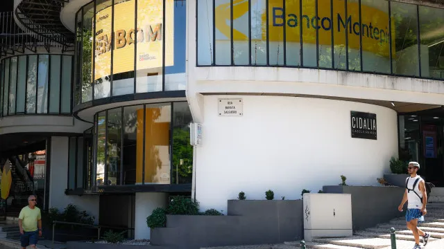 
                    DBRS volta a subir 