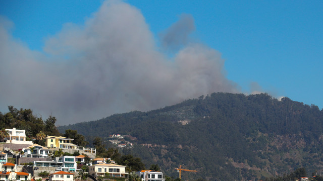 Mais de 100 bombeiros apoiados por 37 veículos combatem fogo na Madeira