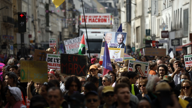 Milhares de manifestantes de esquerda contestam Macron em Paris