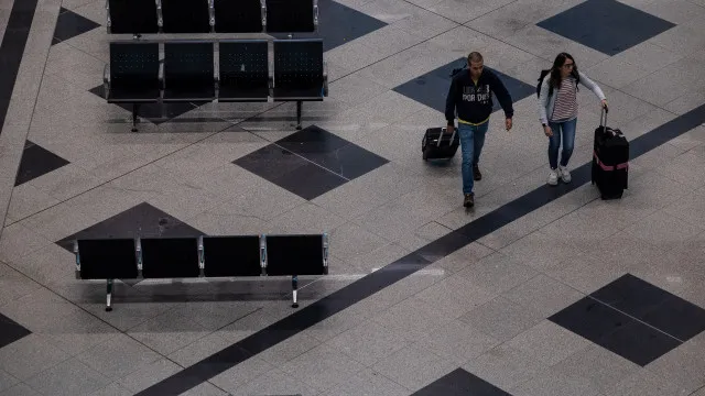 
                    Aeroporto do Porto com espera no controlo 