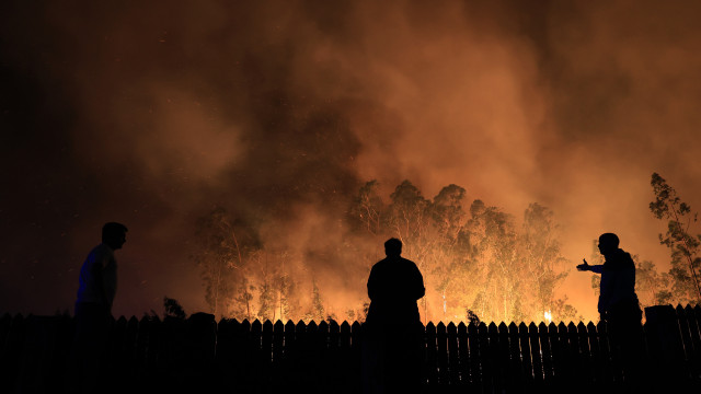 Em Águeda, a serra ardente eclipsou a acalmia do início da noite