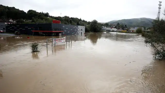 Tempestade mata pelo menos 14 pessoas e inunda centro e sul da Bósnia