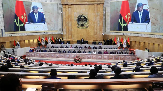 Parlamento angolano chumba lei sobre exercício de oposição democrática