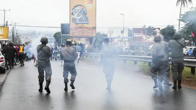 Gás lacrimogéneo e tiros para o ar em 'manif' de Maputo. As imagens