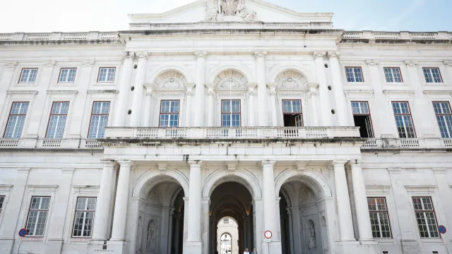 PalÃ¡cio da Ajuda recebe retrato de rei LuÃs I para exposiÃ§Ã£o permanente