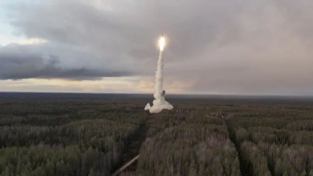
                    Rússia anuncia teste bem-sucedido de novo míssil nuclear intercontinental
                