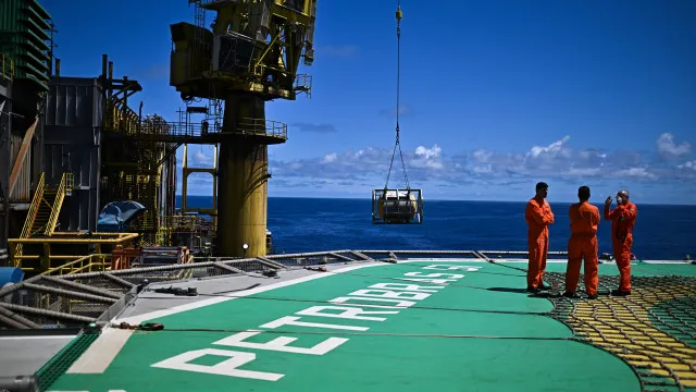 Lucro da Petrobras cai 7,2% até março para 5,65 mil milhões de euros