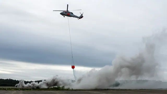 
                    Dispositivo de combate a incêndios reforçado com dois Black Hawk
                