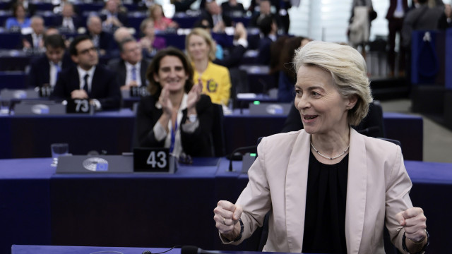 Von der Leyen fala num 