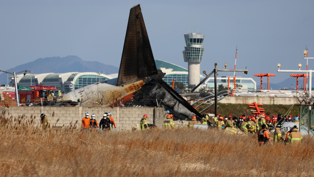 Avião cai na Coreia do Sul e terá causado 179 mortos. Há 2 sobreviventes