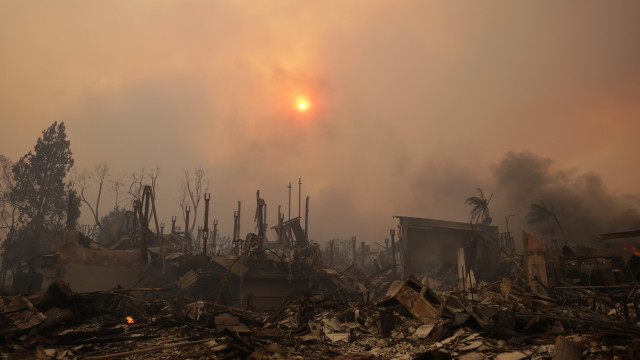 Desespero e críticas aos bombeiros de quem perdeu tudo em Los Angeles