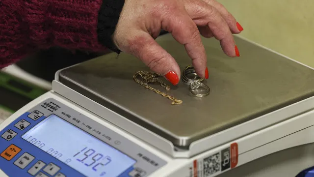 
                    Preço do ouro cai mais de 3% e fica em mínimos de março
                