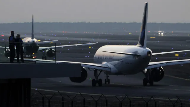 
                    Bruxelas prepara-se para eventuais falhas de combustível para aviação
                