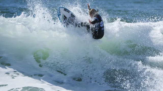 
                    Surfista portuguesa Yolanda Hopkins nas 'meias' da etapa no Taiti
                