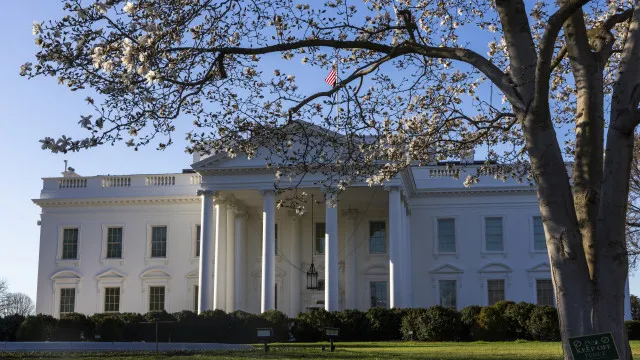 
                    Washington nega saída de forças de Ormuz avançada por media iranianos
                
