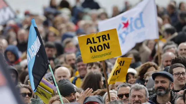 
                    Milhares em manifestação na Galiza contra mina e fábrica de celulose
                