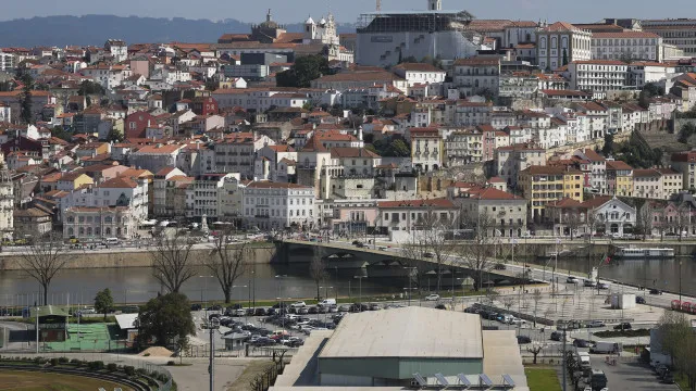
                    Um ferido grave e 12 desalojados no incêndio em Coimbra
                