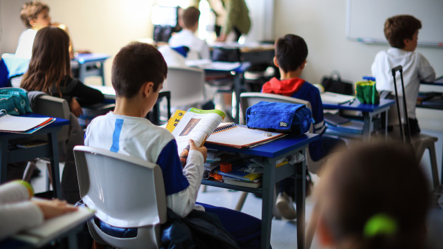 Fenprof alerta: 4.000 alunos da primária podem iniciar aulas sem professo