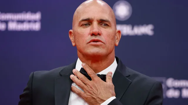 Slater volta a competir na elite mundial do surf na Polinésia Francesa
