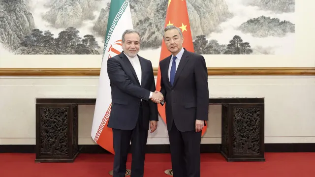 
                    Chefe da diplomacia chinesa reúne-se com homólogo iraniano em Pequim
                