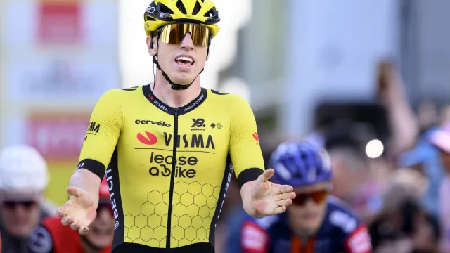 
                    Matthew Brennan vence segunda etapa da Vuelta, Pogacar segue na frente
                
