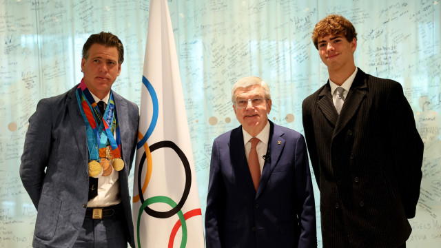 Gary Hall Jr. recebe réplicas das 10 medalhas perdidas nos incêndios