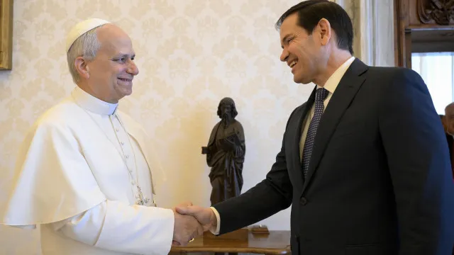 
                    Rubio viaja para Roma para reaproximar Washington do Papa e de Meloni
                