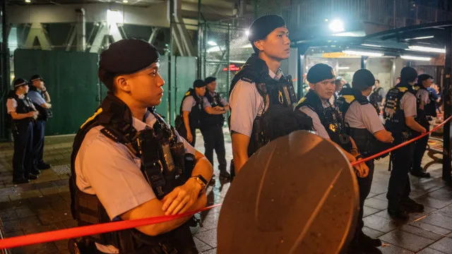 
                    Polícia de Hong Kong parou artista que assinalava repressão de Tiananmen
                