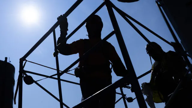 
                    Pedidos de subsídio de desemprego nos EUA recuam para 215.000
                