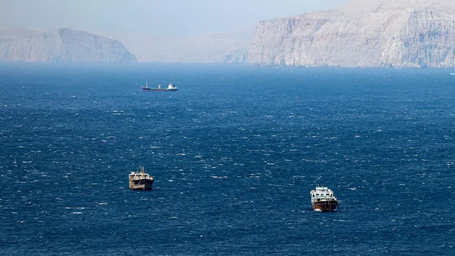 Emirados Árabes Unidos exigem restituição do estreito de Ormuz