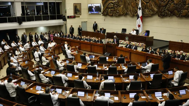 
                    Panamá impõe imposto a multinacionais para sair da lista negra da UE
                