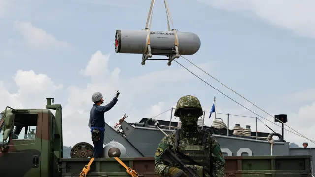
                    Exercícios militares de Taiwan simulam contrabloqueio marítimo
                