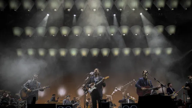 
                    Os Quatro e Meia anunciam novo álbum e lançam dueto com Luís Trigacheiro
                