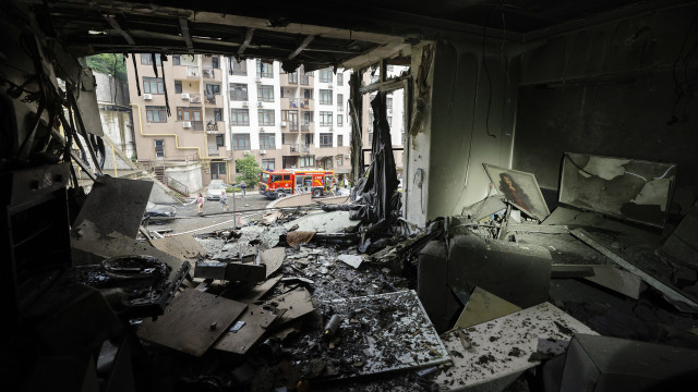 Ataque com 500 drones e 40 mísseis russos matam quatro pessoas em Kiev