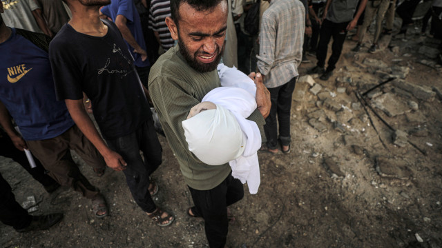 Alimentos para Gaza apodrecem sem distribuição enquanto fome alastra
