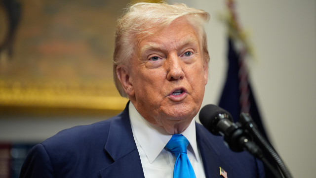 Donald Trump assina decreto que oficializa tarifas de 50% ao Brasil