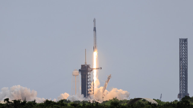 SpaceX envia 4 astronautas para Estação Espacial Internacional em 15h