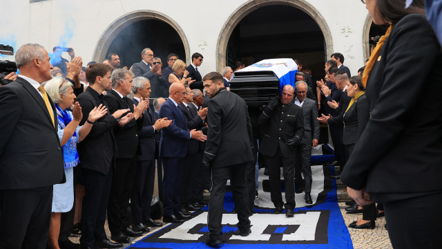 Aplausos e muita emoção. Assim foi o último 'adeus' a Jorge Costa