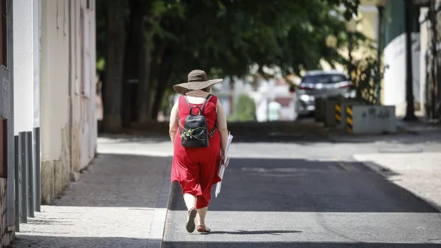 
                    IPMA avisa para semana de dias quentes e noites tropicais em Portugal
                