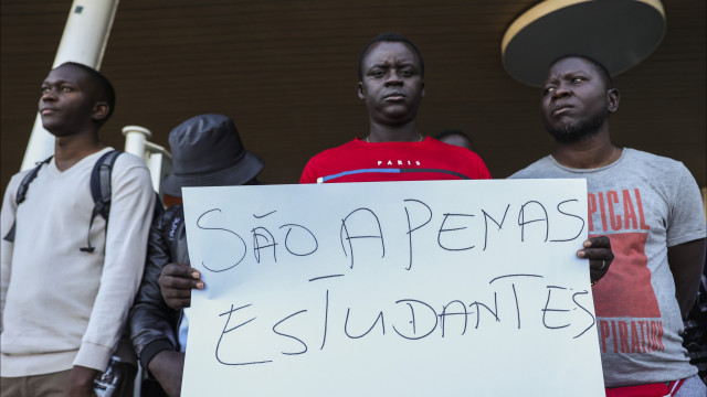 PSP fala em 34 jovens guineenses retidos. Associação diz que são 41