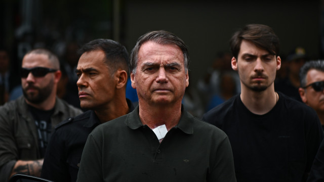 Bolsonaro submetido a nova operação devido a crise de soluços
