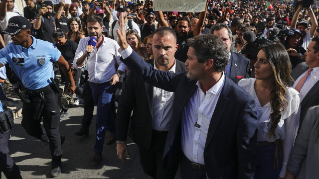 Manifestação de imigrantes com grande contestação após Ventura aparecer