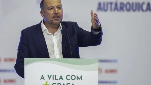 Queda de um Governo "não implica necessariamente" eleições, diz PS Açores