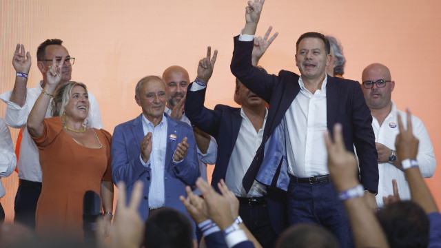 Vários dirigentes em campanha perto de Lisboa. PSD e PS mais a Norte