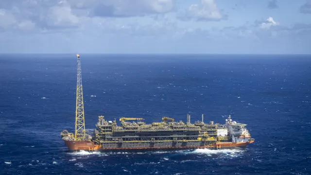 
                    Produção de petróleo da OPEP mantém-se 34% abaixo de antes da guerra
                